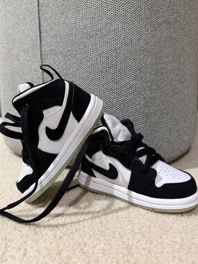 Kids Jordan 1 Mid SE - Black and White with Teal Tint